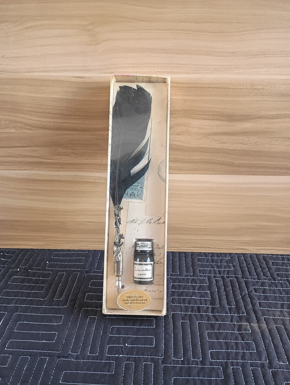 Black Feather Quill Pen with Ink Bottlp